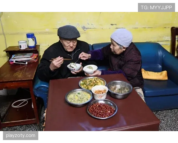 覃海洋的家里连沙发都没，训练结束拿几块馒头当宵夜？